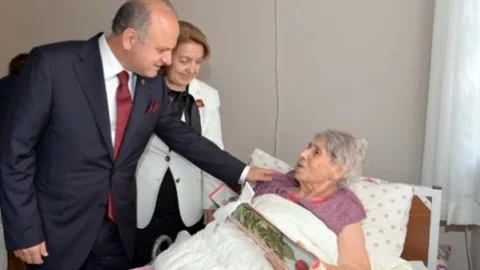 Vali Çakacak Ve Eşi Huzurevi Sakinleriyle Bayramlaştı