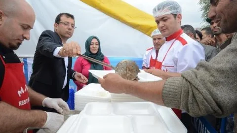 Beylikdüzü Belediyesi'nden Dev Kazanlarda Kavurma İkramı