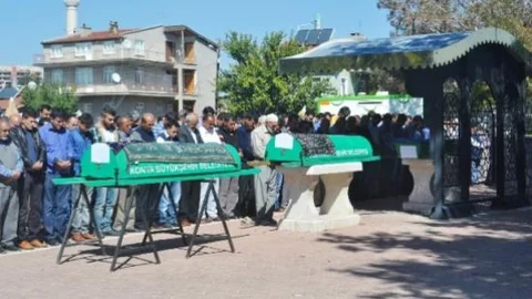 Ölü Bulunan Anne Ve İkiz Kızı Toprağa Verildi