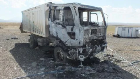 Pkk'lılar İş Makinesi Yaktı