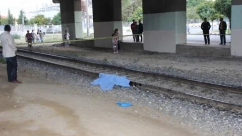 Trenin Altında Kalan Genç Hayatını Kaybetti