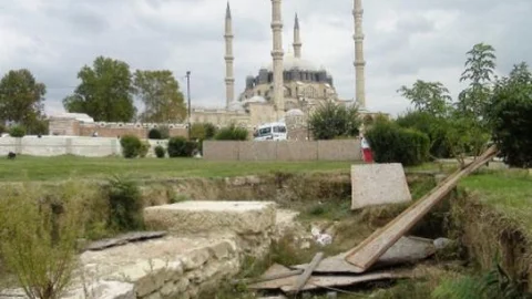 Tarihi Camiye Yakışmayan Meydan