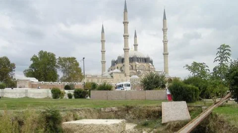 Tarihi camiye yakışmayan meydan!