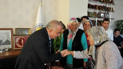 Erdemli Belediyesi'nde Bayramlaşma Sevinci