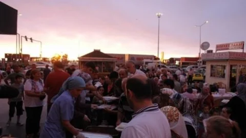 Hopa Cumhuriyet Meydanı'nda 2 Bin Kişilik İftar Yemeği Düzenlendi