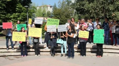 Öğrencilerden 'müdürüme Dokunma' Eylemi
