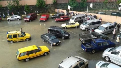 Okulun Bahçesini Su Bastı