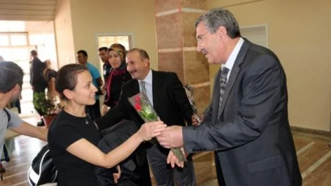 Ağrı'ya Atanan Öğretmenler Karanfillerle Karşılandı