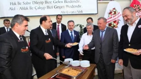 Vali İle Başkan Ahi Pilavı Dağıttı