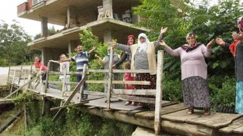 Rize'de Mahalle Yolunda Kütüklü Çile