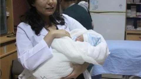 4 Günlük Bebeği Apartman Kapısına Bıraktılar