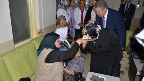 Vali Kahraman Huzurevine Ziyarette Bulundu