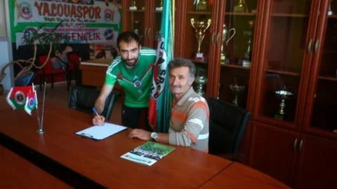 Eski Eskişehirsporlu Esat Özdemir Yalovaspor'un Yolunu Tuttu
