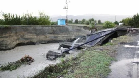 80 Yıllık Köprü Sele Dayanamadı