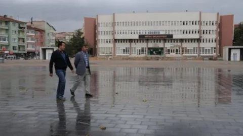 Belediye Başkanı Akdoğan Yağmur Çamur Demeden İşçilere Yardım Etti