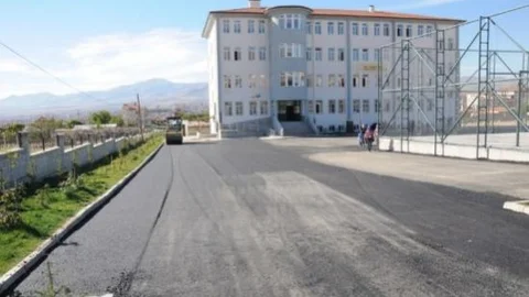Kırbağları İmam Hatip Lisesinin Bahçesi Asfaltlandı