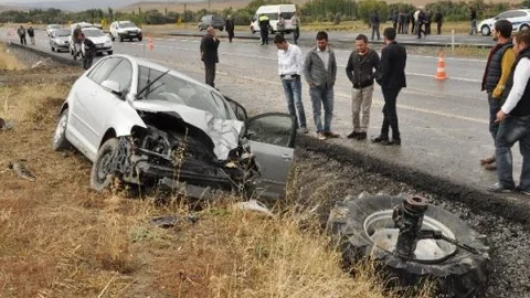 Otomobil Traktöre Çarptı: 4 Yaralı