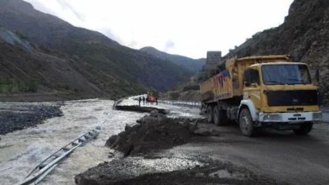 Nehir Suları Erzincan-erzurum Karayolunu Yuttu