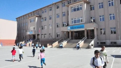 Öğretmen Ve Okul İdarecilerinin Darp Edildiği İddiası