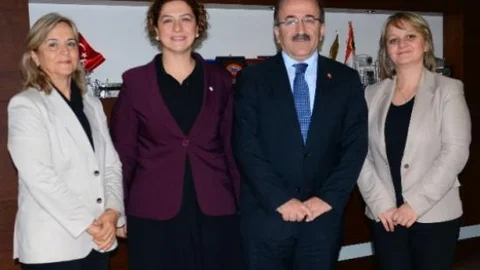 Başkan Gümrükçüoğlu Kızının Kurbanını Kızılay'a Bağışladı