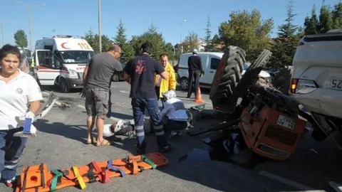 Uşak'ta Otomobil Ve Traktör Çarpıştı; 3 Yaralı