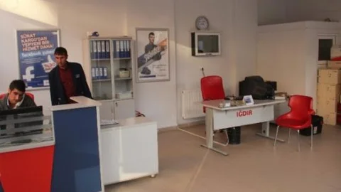 Iğdır'da 2 Kişi İçinde Para Olan Kasayı Sırtlayarak Çaldı