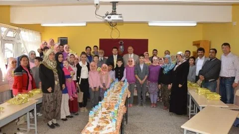 Seyitgazili İmam Hatip Öğrencilerinin Tablet Sevinci