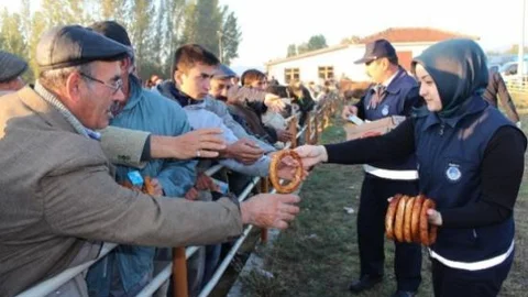 Kurban Pazarında Vatandaşa İkram