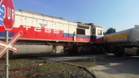 Tren Hemzemin Geçitte Bitkisel Yağ Tankerine Çarptı
