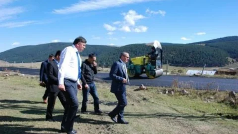 Vali Deniz Köy Yollarında Ki Asfalt Çalışmalarını Denetledi