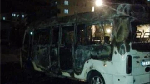 Göstericiler İçinde Yolcu Bulunan Minibüsü Ateşe Verdi