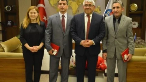 Başkan Karaçanta'dan Yılın Öğretmenlerine Plaket