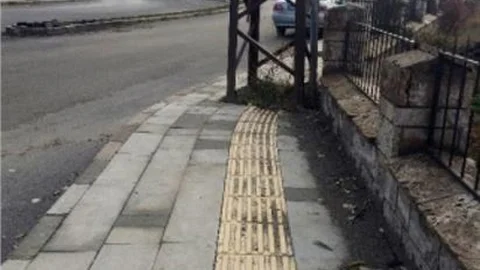 Görme Engelliler İçin Yapılan Kabartmalı Sarı Şeritler