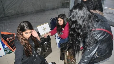 Akçakoca'da Okuyan Üniversitelilerden Kars'ta Bulunan İlkokula Destek