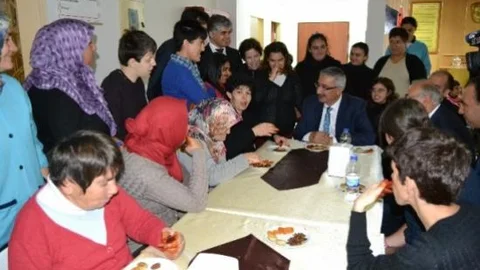 Vali Kılıç Rehabilitasyon Merkezinde Kalan Hastalarla Sohbet Etti