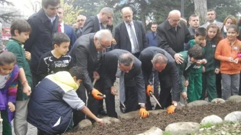 10 Bin Lale Soğanı Toprakla Buluştu