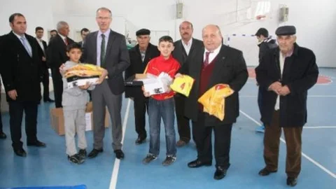 Yozgatlı Hayırsever İş Adamı Bilal Şahin Öğrencilere Spor Malzemesi Yardımında Bulundu