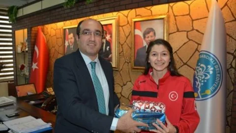 Sandıklılı İşitme Engelli Bayan Milli Futbolcu Hocası Başkan Mustafa Çölü Ziyaret Etti
