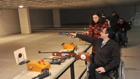 Engellerini Havalı Silahla Atış Yaparak Unuttular