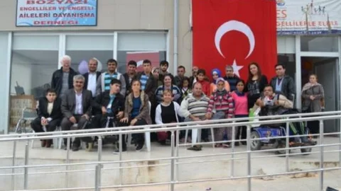 Minik Öğrencilerden Engeliler Derneğine Tekerlikli Sandalye