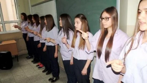 Şarkıları İşaret Diliyle Söylediler