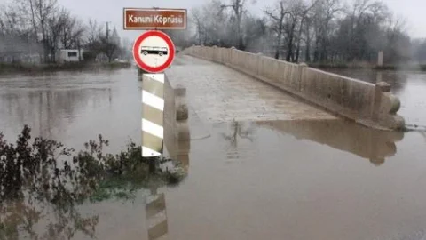 Komşu Sular Altında