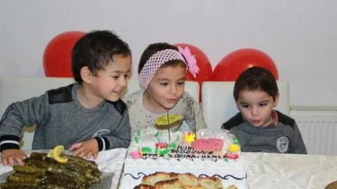 Doktorların ''yaşama Şansı Çok Az'' Dediği Üçüzler 3 Yaşında