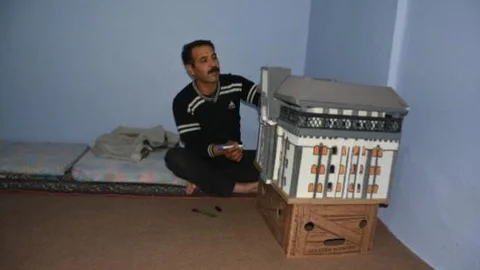 Suriyeli Ressam El Hamet Kaymakam Citer'e Maket Hediye Etti