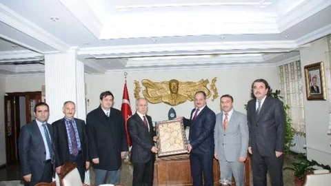 Iğdır Üniversitesi Öğretim Elemanları Derneği Üyeleri Vali Davut Haner'i Ziyaret Etti