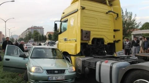 Kazaya Karışan Tir Yaşlı Kadını Şoka Soktu