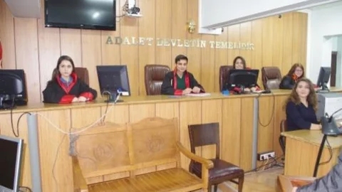 Öğrencilerden Temsili Mahkeme