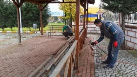 Kartepede Cami Bahçe Mobilyaları Bakımdan Geçiriliyor