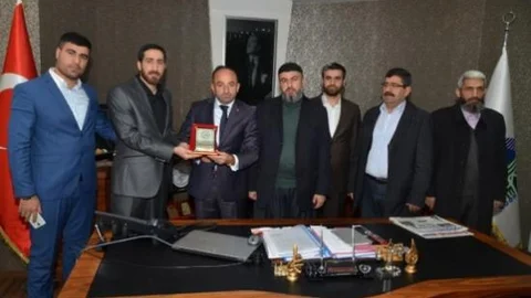 Başkan Üzülmez Ziyaretçilerini Makamında Ağırladı