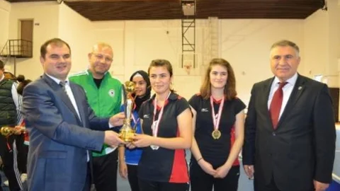 Masa Tenisi Şampiyonları Ödüllendirildi